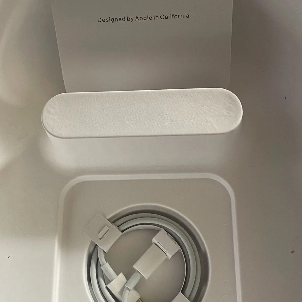 Silver Apple AirPods Max - Picture 6 of 6